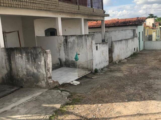 Casa para Venda em Feira de Santana - 2