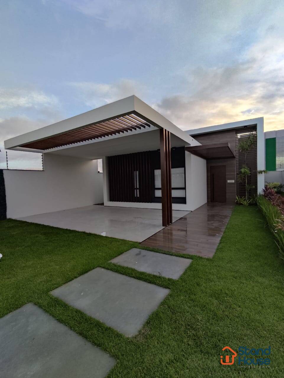 Casas térreas de 3 suítes e lavabo em condomínio fechado no SIM - Lantai