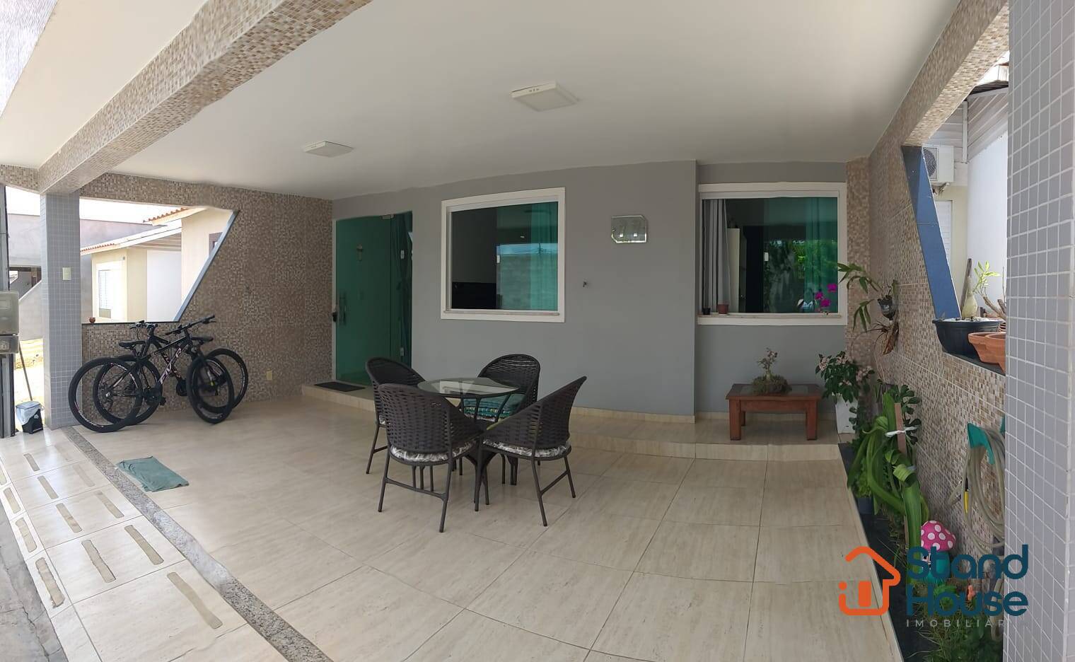 Casa 4/4 em condomínio no bairro Sim