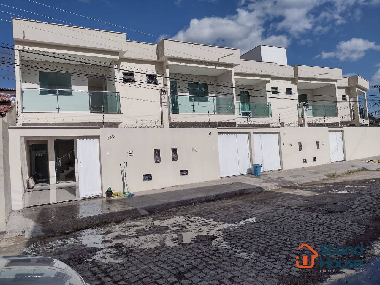 Duplex 2/4 com 2 suítes no bairro Queimadinha
