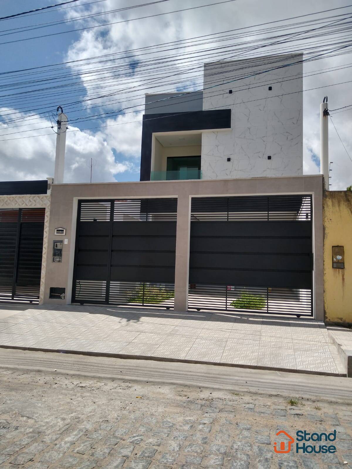 Chegou a sua vez! Casa de 4/4 sendo uma suite maste prox. Av. Fraga Maia